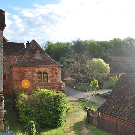 Nuitee Au Pied Du Chateau De Castelnau Feriehus *